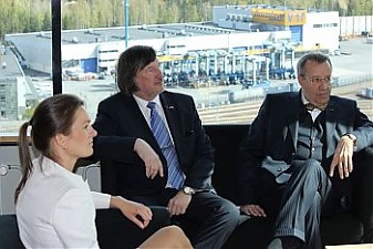 Toomas Hendrik Ilves (right) in Vuosaari Harbour in Helsinki. Photo: ts.ee Toomas Hendrik Ilves (right) in Vuosaari Harbour in Helsinki. Photo: ts.ee
