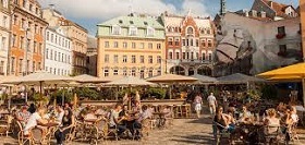 171016_lat_tourist.jpg