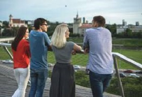 180828_tourists_lt.jpg