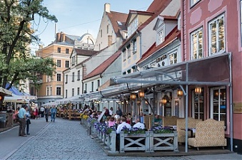 190925_touristsLV.jpg