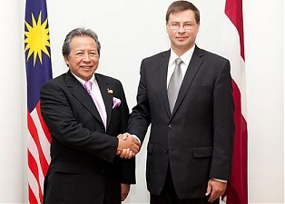 Dato' Sri Anifah bin Haji Aman and Valdis Dombrovskis. Riga, 8.07.2013. Photo: flickr.com 
