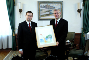 PM Valdis Dombrovskis presents a gift to the President Valdis Zatlers. Riga, 30.12.2010. PM Valdis Dombrovskis presents a gift to the President Valdis Zatlers. Riga, 30.12.2010.