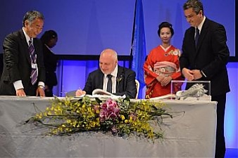 Valentinas Mazuronis signs Agreement in Japan. Photo: am.lt