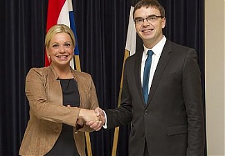 Jeanine Hennis-Plasschaert and Sven Mikser. Photo: mil.ee 