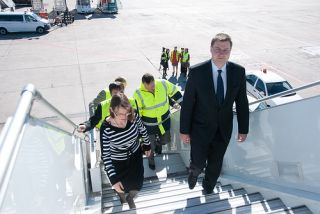 Judith Garber and Valdis Dombrovskis at Riga Airport, 3.05.2012. Photo: flickr.com