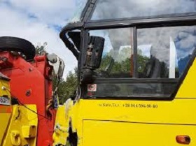 180803_bus_crash.jpg