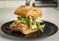 Sulīgs, gards un vienkārši perfekts burgers, ko katrs var pagatavot mājās: šefpavāra recepte