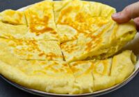 Ātrais pīrāgs uz pannas: maiga garša un to var pagatavot ikviens, kam mājās ir kartupeļi