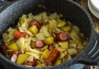 Ātrākais vakariņu ēdiens no 5 sastāvdaļām: ragū no kāpostiem un desas