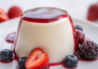 Maiga Panna Cotta ar ogu mērci: itāļu deserts 15 minūtēs