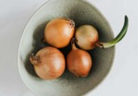 Kāpēc sīpolus vislabāk ir uzglabāt zeķubiksēs: šefpavāres skaidrojums