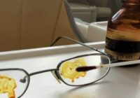 Uzklāju jodu uz brillēm: vecās, saskrāpētās brilles izskatīsies kā jaunas