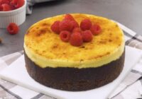 Vienkārša un maiga Creme Brulee kūka ar kraukšķīgu garoziņu un izsmalcinātu garšu