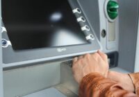 Sieviete pie bankomāta Rīgā sastapa pensionāri: ”Viņa izskatījās tik nomākta, ka nespēja pat vārdu bilst”