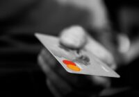 Atradu svešu bankas karti Rīgā uz ielas – labāk nebūtu to pacēlis