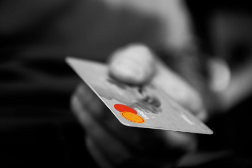 Atradu svešu bankas karti Rīgā uz ielas – labāk nebūtu to pacēlis