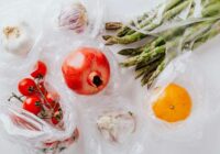 7 veidi, kā mājās atkārtoti izmantot plastmasas iepirkumu maisiņus, neizmetot tos atkritumos