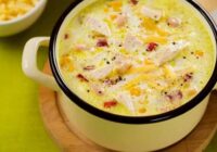 Zupa ar kūpinātu vistu un kausētu sieru – garda maltīte garantēta
