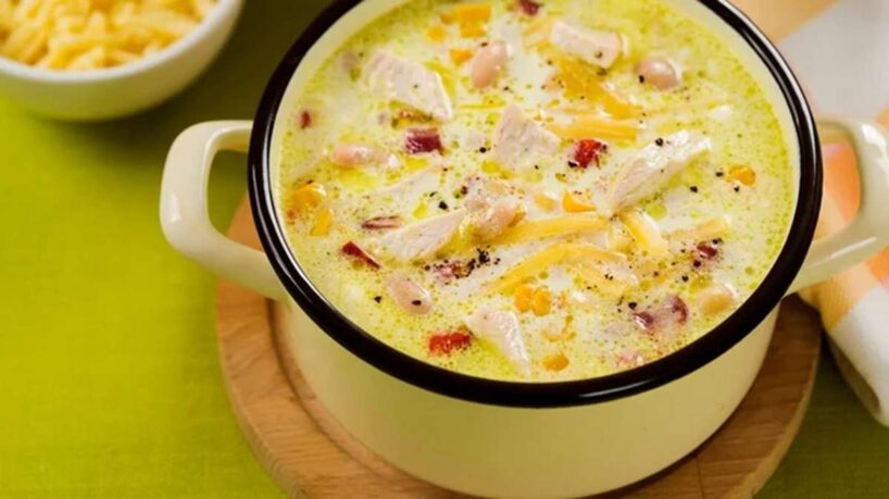 Zupa ar kūpinātu vistu un kausētu sieru – garda maltīte garantēta