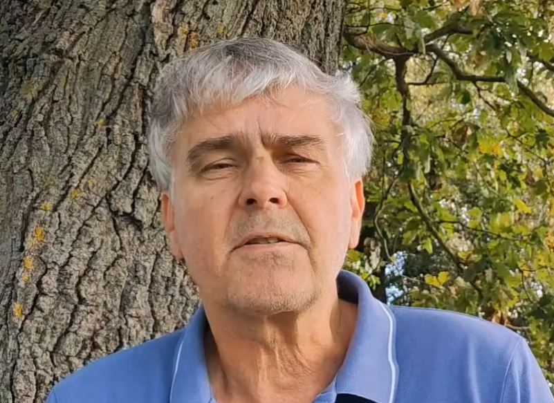Mielavs kritizē slaveno Latvijas dziedātāju un no lielkoncerta aizgāja jau pēc pusotras stundas; “Neaprakstāmi šķība dziedāšana”
