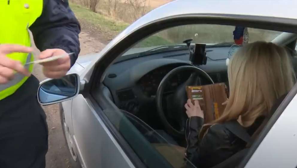 Tiesībsargi skaidro, pēc kādiem kritērijiem izvēlas, kuru auto apturēt un kādēļ