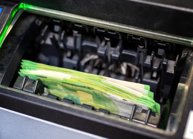 Cik lielas naudas summas atļauts iemaksāt un izņemt bankomātos – būtiska informācija ikvienam bankas klientam