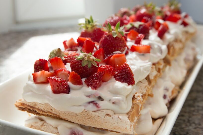 Šis zemeņu Tiramisu ir vēl garšīgāks par klasisko: aromātisks vasaras deserts