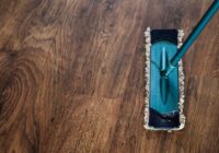 Mazgājot grīdu, pievieno šo vienkāršo sastāvdaļu – putekļi un netīrumi neatgriežas ilgi