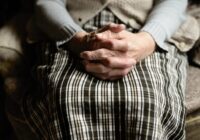 Vecmāmiņa nekad negāja gulēt bez papīra lapas zem spilvena – kad uzzināju iemeslu, viss kļuva skaidrs