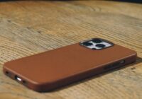 Kāpēc vērts likt telefonu uz galda ar ekrānu uz leju – ne tikai pieklājības žests, bet arī gudra izvēle
