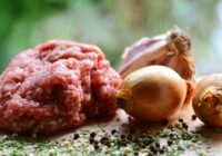 Šefpavārs atklāj efektīvu veidu, kā pagatavot gardāku un sulīgāku malto gaļu – pirms gatavošanas vajadzīga tikai šī viena vienkāršā sastāvdaļa