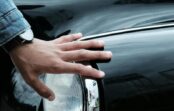 Pirms iedarbini automašīnu, vienmēr paklauvē pa motora pārsegu – neuzmanība, kas var maksāt dārgi Pirms iedarbini automašīnu, vienmēr paklauvē pa motora pārsegu – neuzmanība, kas var maksāt dārgi