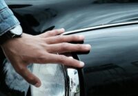 Pirms iedarbini automašīnu, vienmēr paklauvē pa motora pārsegu – neuzmanība, kas var maksāt dārgi