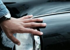 Pirms iedarbini automašīnu, vienmēr paklauvē pa motora pārsegu – neuzmanība, kas var maksāt dārgi