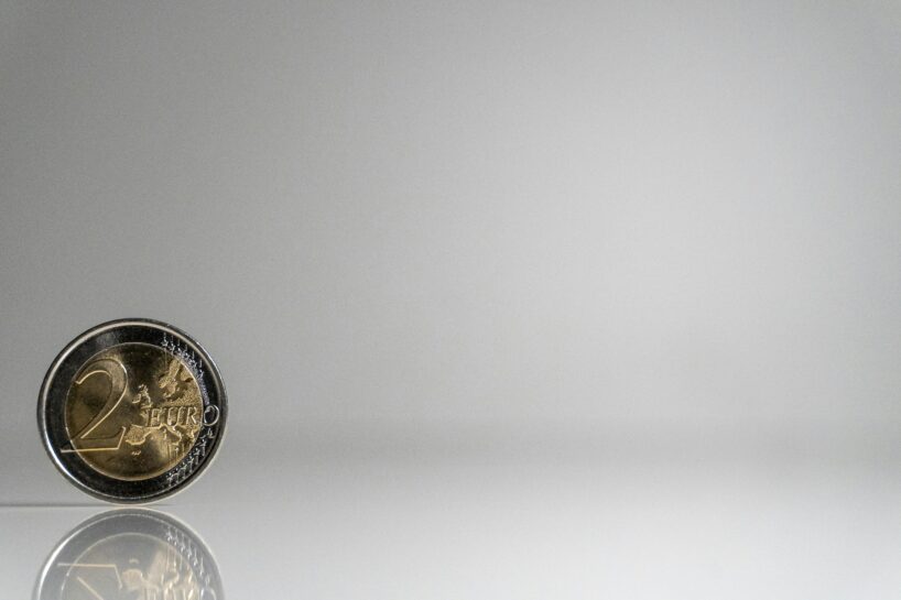 Paskaties makā, jo tava 2 eiro monēta var būt pat 18 000 eiro vērta – skaidrojam kā tās atpazīt
