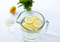 Silts citronūdens no rītiem – viens no vienkāršākajiem un efektīvākajiem veidiem kā sākt savu rītu