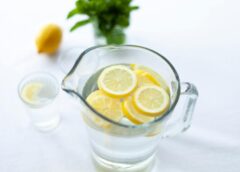 Silts citronūdens no rītiem – viens no vienkāršākajiem un efektīvākajiem veidiem kā sākt savu rītu
