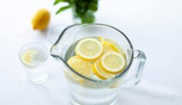 Silts citronūdens no rītiem – viens no vienkāršākajiem un efektīvākajiem veidiem kā sākt savu rītu