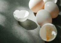 Virtuves speciālists atklāj – kā pareizi vārīt olas un ko pievienot ūdenim, lai tās viegli nomizotu