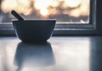 Viņa vienmēr atstāj šo lietu uz nakti pie loga – no sākuma nesapratu, bet tagad to daru arī es