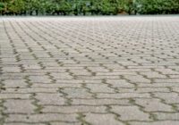 Nezāles bruģa starpās – kā efektīvi un ilgstoši no tām atbrīvoties