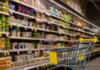 Kāpēc dažas preces lielveikalā tiek slēptas – bijušais pārdevējs atklāj interesantus tirgošanas trikus
