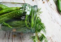 Kā pagatavot perfektu marinādi gurķiem – pieredzējušu saimnieču noslēpumi par to, cik daudz sāls un cukura pievienot