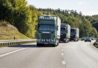 Kravas automašīnas vadītājs paskaidroja, kāpēc viņš brauc ar minimālu distanci un traucē apdzīt automašīnas