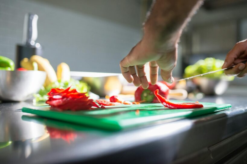 Ja pastāvīgi ikdienā tiek izmantots plastmasas griešanas dēlītis, eksperti iesaka no tā atbrīvoties pēc iespējas ātrāk un skaidro, kādas sekas tas var radīt