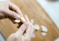 Pirms gulētiešanas vienkārši tualetē iemetu divas ķiploka daiviņas – ietaupījums ģimenes budžetam