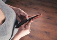 5 lietas, ko nekad nevajadzētu turēt makā – kļūda, ko pieļauj daudzi