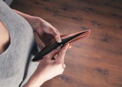 5 lietas, ko nekad nevajadzētu turēt makā – kļūda, ko pieļauj daudzi