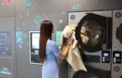 “Laundromat” pašapkalpošanās veļas mazgātava vērs durvis pircēju iecienītā tirdzniecības centrā Olainē