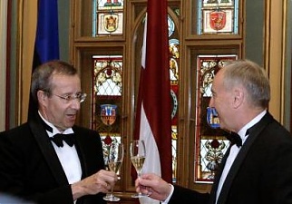 Тоомас Хендрик Ильвес и Андрис Берзиньш. Рига, 5.06.2012. Фото: president.lv
